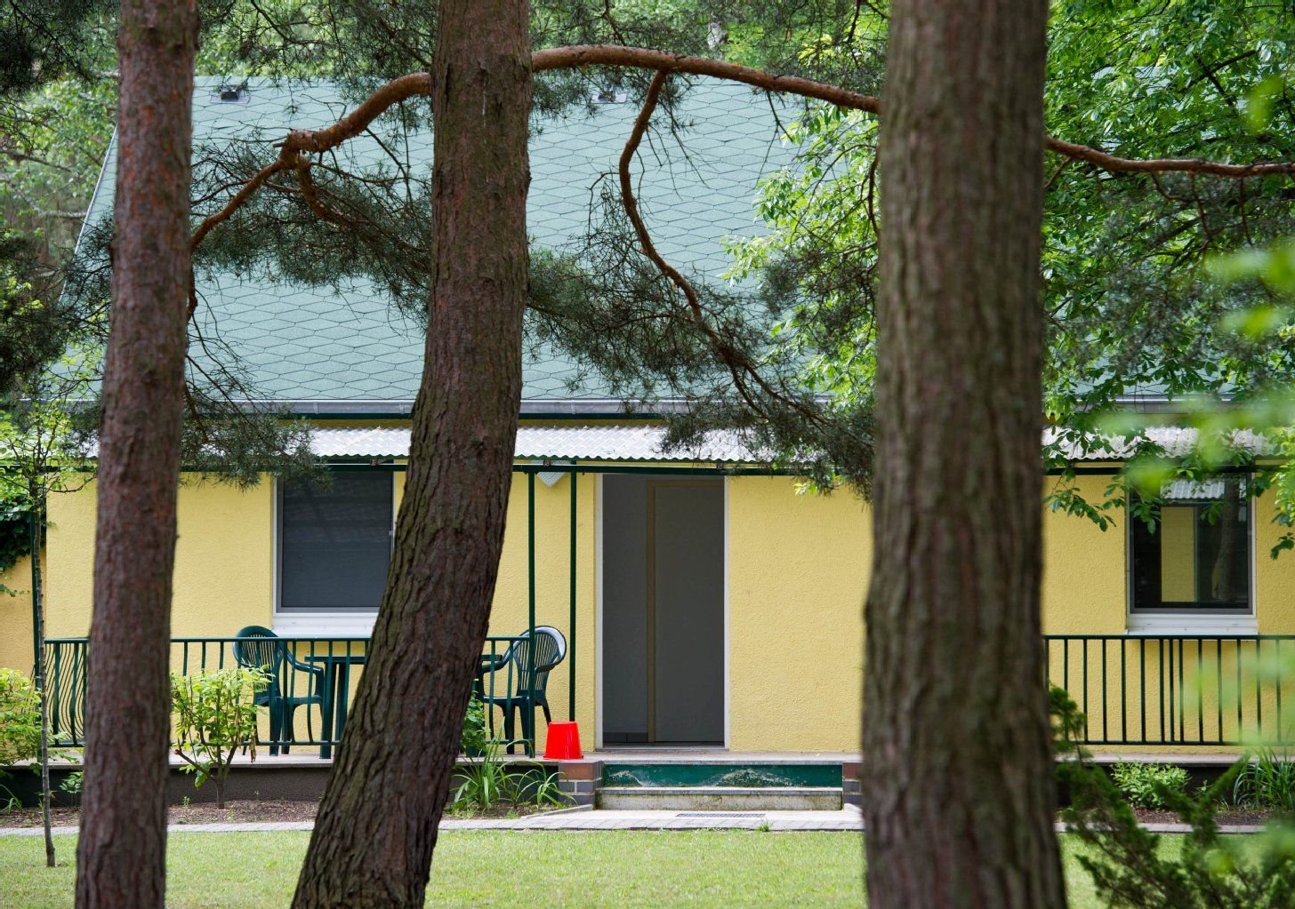 Blick auf ein Haus für Bewohner des Kinder- und Jugendheimes der Haasenburg GmbH in Neuendorf am See (Brandenburg)