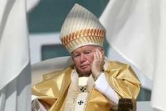 Papst Johannes Paul II. zelebriert eine Messe zur Heiligsprechung auf dem Colon Platz in Madrid. (Foto: dpa)