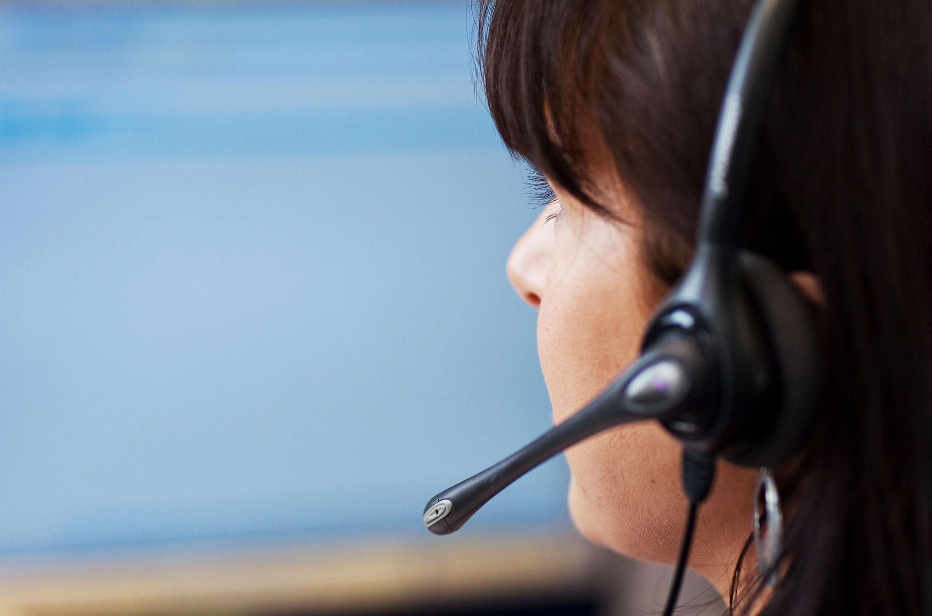 Callcenter-Mitarbeiterin – Der europäische Gerichtshof legte fest, dass die Kosten bei Telefonaten mit 0180-Nummern nicht die eines gewöhnlichen Anrufs übersteigen dürfen.