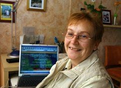 Donata Kirsch sitzt in ihrer Wohnung in Illingen bei Vaihingen an der Enz vor einem Laptop. Die 54-jährige Sächsin war vor fünf Jahren aus Görlitz nach Illingen gezogen und arbeitet im Schwabenland als Altenpflegerin. Der «Ossitreff» im Internet bietet ihr die Möglichkeit, mit Gleichgesinnten zu kommunizieren. (Foto: dpa)