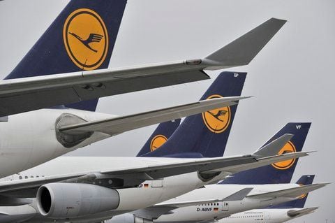 Die Lufthansa ist die beliebteste Fluggesellschaft der Deutschen, aber auch die Italiener fliegen gerne mit der Kranich-Airline. (FOTO: DPA)