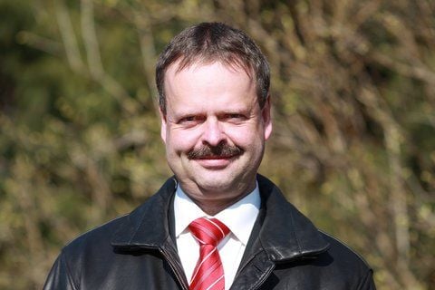 Der Spitzenkandidat der Partei Die Linke, Wulf Gallert, lächelt am Sonntag in Magdeburg nach seiner Stimmenabgabe für die Landtagswahl in Sachsen-Anhalt. (FOTO: DPA)