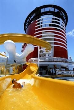 Rauf auf die Rutsche, rein in den Pool - bei der Kreuzfahrt mit Kindern steht den ganzen Nachmittag Badespaß auf dem Programm (Foto: dpa)