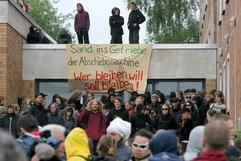 Am dritten Aktionstag gegen den G8-Gipfel in Heiligendamm blockieren Demonstranten am Montag (04.06.2007) die Rostocker Ausländerbehörde. (Foto: dpa)