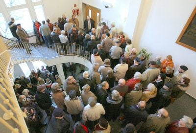Anleger zweier insolventer Immobilienfonds der Volkssolidarität stehen im Landgericht Rostock und warten auf Einlass. (FOTO: DPA)