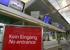 Geschlossene, leere Schalter von Aero Lloyd am 16. Oktober 2003 im Terminal 2 der Frankfurter Flughafens. (Foto: dpa)