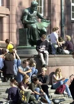 Studenten in Freiburg zu Füßen der Statue des griechischen Philosophen Aristoteles - ein Studium der Philosophie kann durchaus auf den Arbeitsmarkt vorbereiten. (Foto: dpa)
