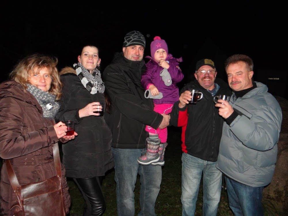 Korinna Unger, Familie Ott mit Töchterchen Johanna, Wolfram Pfeffer und Detlef Unger (v.l.) beim gemütlichen Zusammensein.