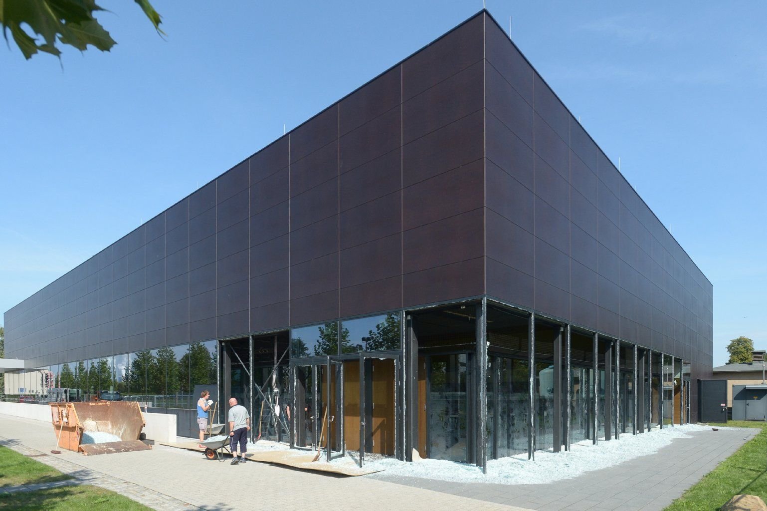 Glasscherben liegen am Tagungsgebäude des 12. Landesparteitag der Linken in Neukieritzsch (Sachsen). Nach einem Anschlag sind 34 Glasscheiben eingeschlagen worden.