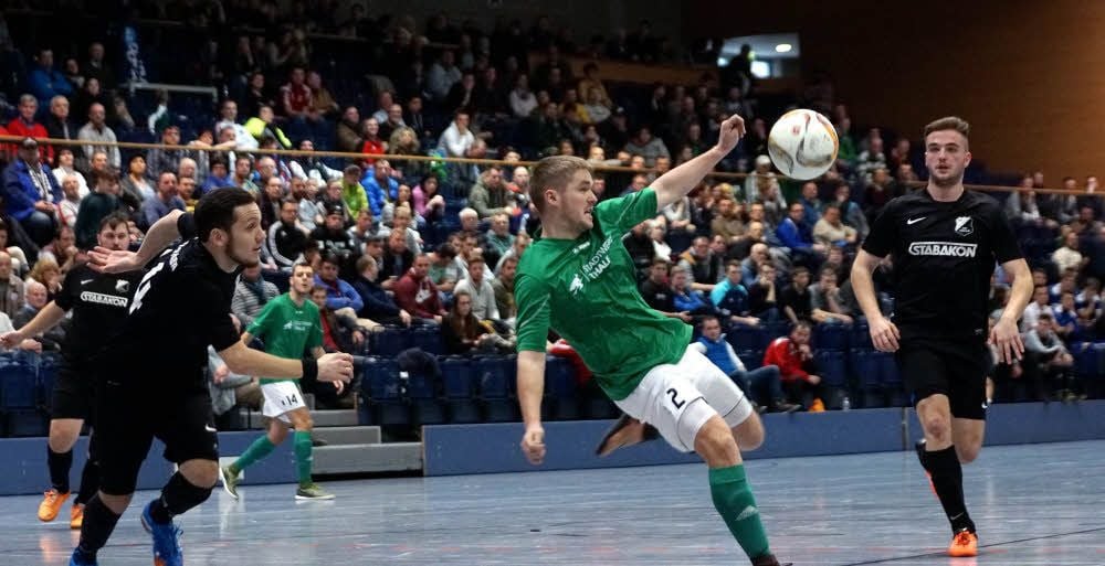 Andy Lippert nimmt beim 2:0-Sieg des SV Stahl Thale in der Vorrunde gegen Langenstein Maß - rechts Jerome Wegner. Der Thalenser verpasste aber den Halbfinaleinzug mit der Stahl-Elf.