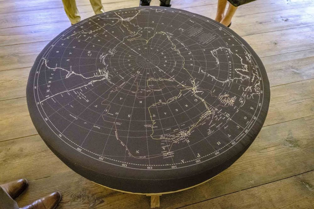 Ein Sitzmöbel mit der Route von Georg Forsters Reisen.