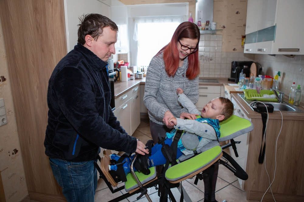 Der kleine Oskar ist seit seiner Geburt schwerbehindert. Die Eltern Cindy und Maik Hofmann kümmern sich aufopferungsvoll um ihn.