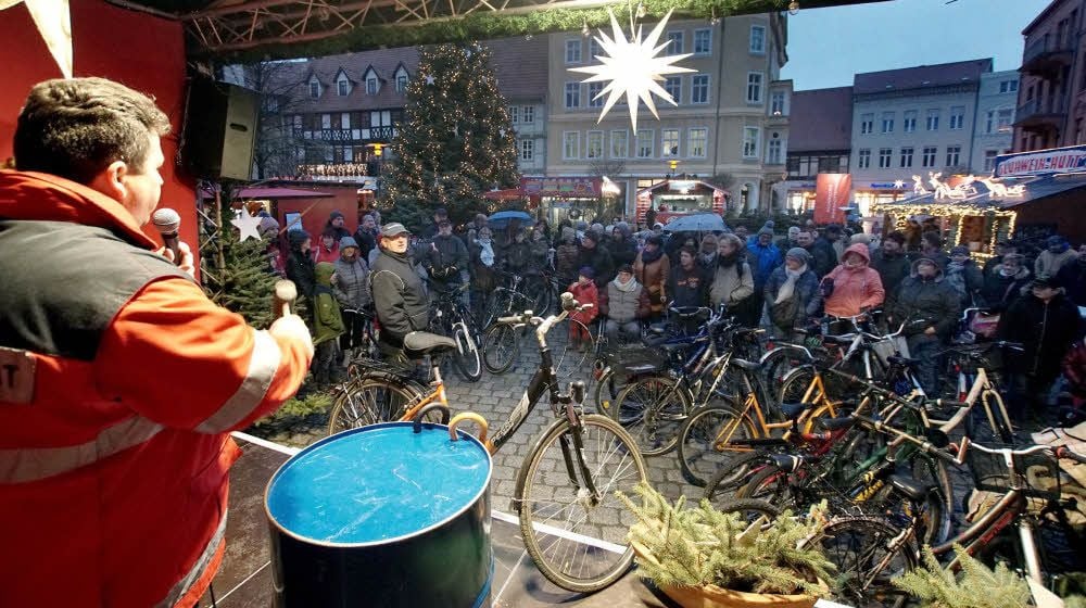 Auf dem Weihnachtsmarkt wurden Gegenstände aus dem Fundbüro, die die Eigentümer nicht abgeholt hatten, versteigert. Dabei konnten echte Schnäppchen gemacht werden.