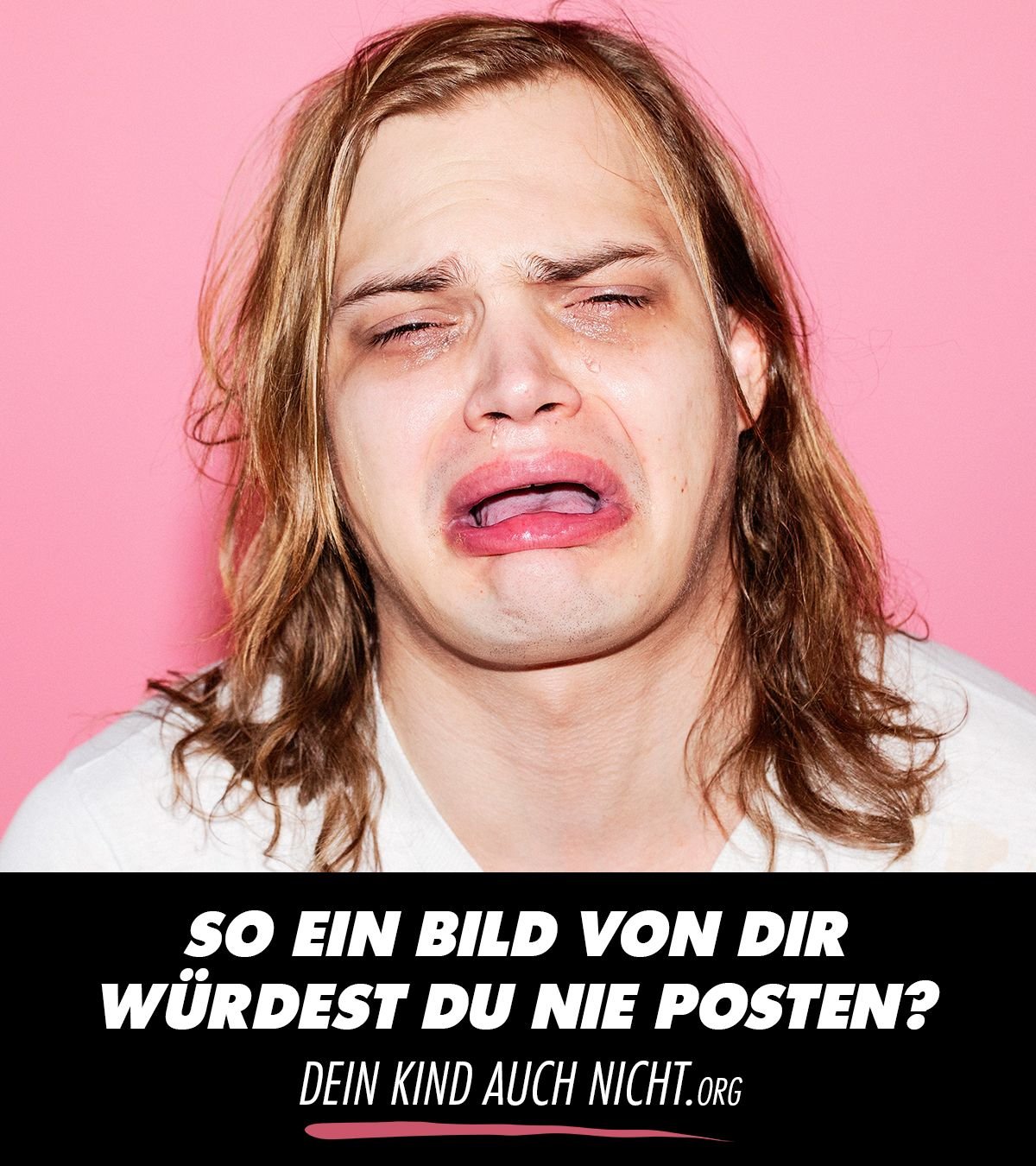 Warum teilen wir im Internet Bilder von unseren Kindern, die wir von uns selbst niemals posten würden, fragt Bloggerin Toyah Diebel in ihrem Projekt.