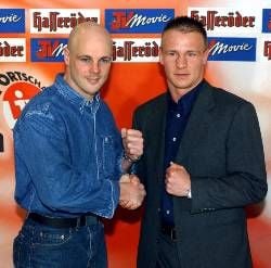 Anlässlich des bevorstehenden Profi-Boxkampfes um den Europameistertitel im Super-Mittelgewicht stellen sich am Mittwoch (06.03.2002), der Brite Glenn Catley (l) und der Deutsche Danilo Häußler bei einer Pressekonferenz in Frankfurt (Oder) den Fotografen. Am kommenden Samstag (09.03.2002) steigt der 26-jährige Häußler als Titelverteidiger gegen Herausforderer Catley in den Ring. Danilo Häusler hat in bislang 17 Kämpfen 17 Sieger erzielt - 5 davon mit K.o.. dpa/lbn