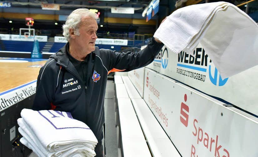 Die Profis vom MBC kommen im Spiel des Öfteren ins Schwitzen. Klaus Thiel sorgt dafür, dass jeder Spieler sein Handtuch bekommt.
