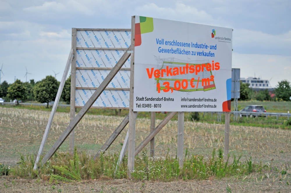 13 Euro für den Quadratmeter: Die Stadt Sandersdorf-Brehna hält die Grundstückspreise im Industrie- und Gewerbegebiet „Stakendorfer Busch“ für günstig und wirbt daher recht auffällig mit ihnen.