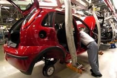 Im Werk der Opel Eisenach GmbH werden im Dezember 2003 Fahrzeuge des Typs Opel Corsa montiert. (Archivfoto: dpa)