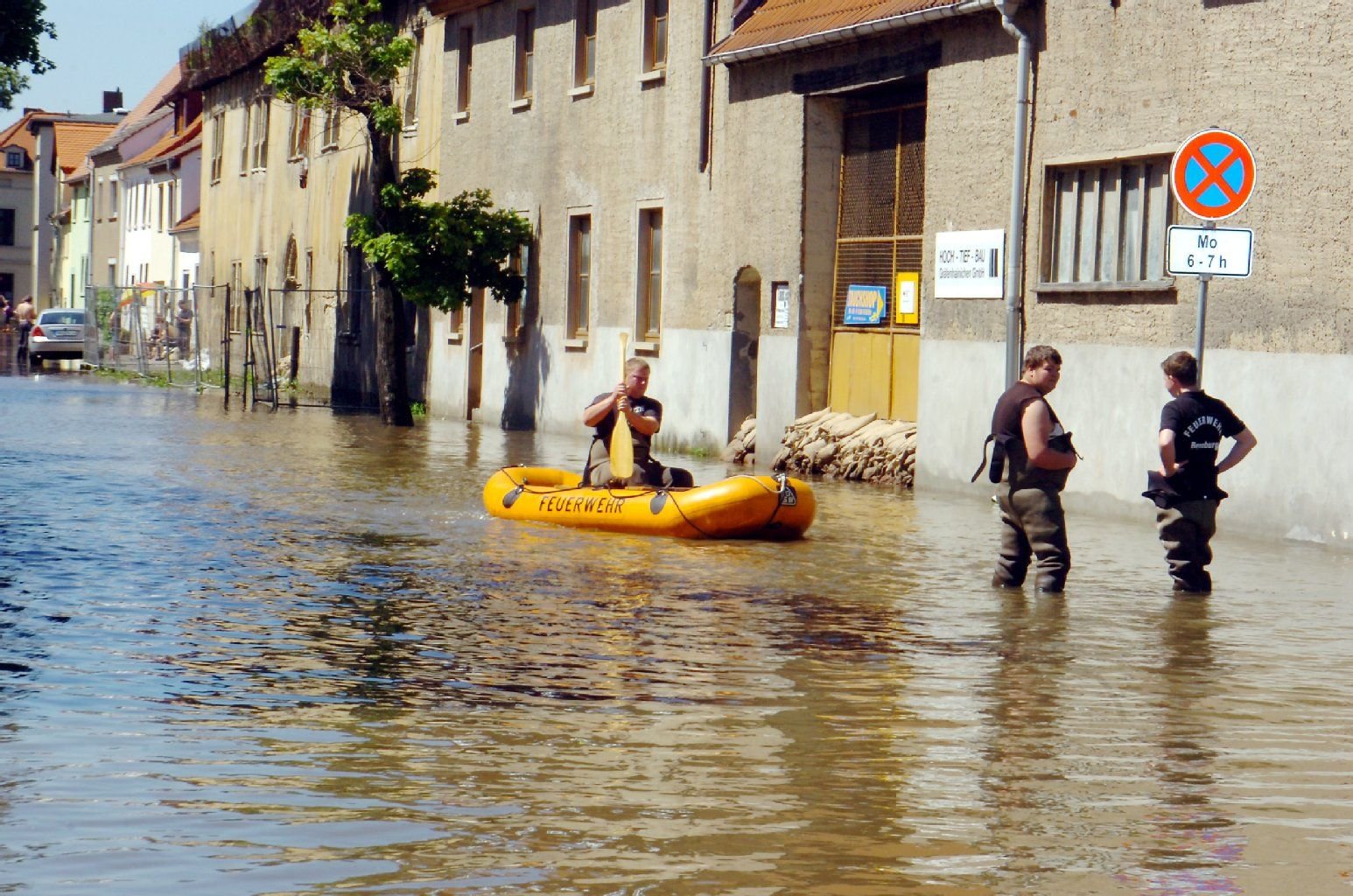 Nur noch mit Schlauchboot war am Donnerstagvormittag die Nicolaistraße in Bernburg passierbar.