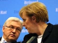 In Europa gefeiert, in Deutschland umstritten? Bundeskanzlerin Angela Merkel (CDU) und Außenminister Frank-Walter Steinmeier (SPD) auf dem EU-Finanzgipfel in Brüssel. (Foto: dpa)