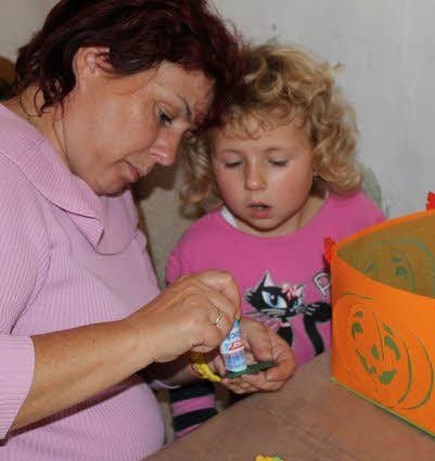 Antje Pöllmann und Nina (fünf) geben ihrer Laterne den letzten Schliff.
