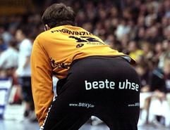 Der Flensburger Handballtorwart Jan Holpert, aufgenommen am 21. März 2004 in der Magdeburger Bördelandhalle mit Beate Uhse-Werbung auf der Hose (Archivfoto). (Foto: dpa)