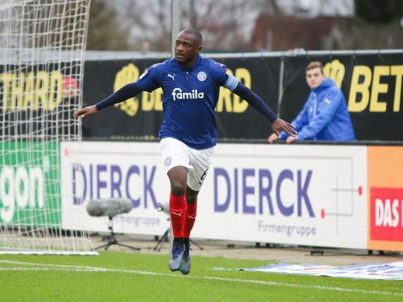 Kiels David Kinsombi jubelt nach seinem Treffer zum 2:0. Foto: Frank Molter/dpa/Archiv