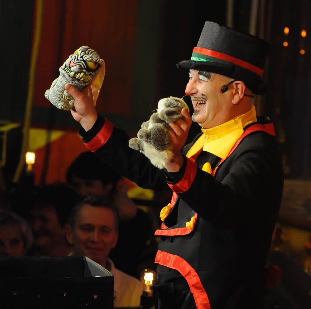 Als Clown Papalino lässt Brock sogar Kaninchen verschwinden - oder zaubert sie wieder hervor.