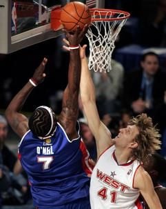Dirk Nowitzki (r.) von den Dallas Mavericks foult in dieser Szene der NBA-Allstar-begegnung Jermaine O'Neal (l.) vom Ost-Team. (Foto: dpa)