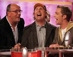 Die Comedians Hans Werner Olm (l-r), Otto Waalkes und Ralf Schmitz bedanken sich mit einem Lied für den «Deutschen Comedy Preis 2005» in der Kategorie «Beste Kinokomödie» am Mittwoch (12.10.2005) in Köln. (Foto: dpa)