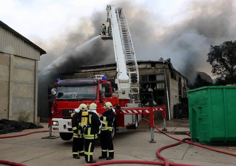 Die Restmüllhalle der Kommunal- und Industrieentsorgung Jessen bei Schweinitz brannte in voller Ausdehnung.
