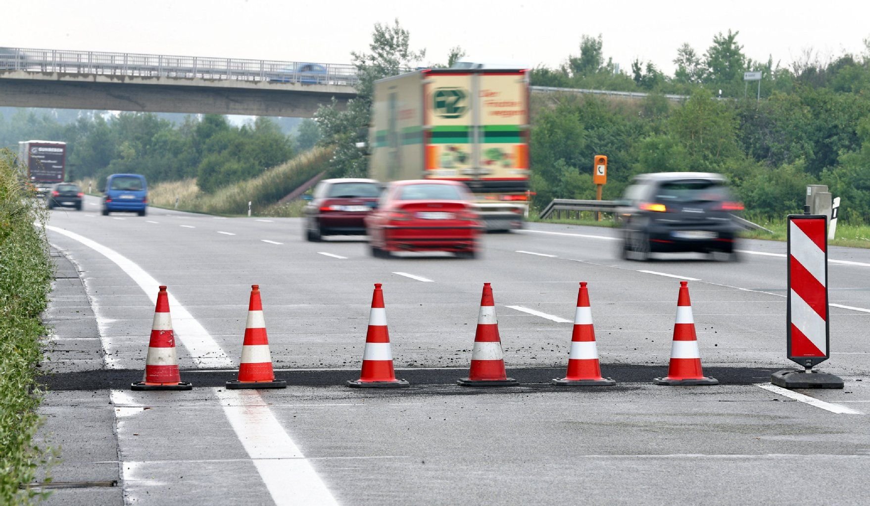 Autos fahren an einem frisch reparierten Hitzeschaden und Betonkrebs auf der Autobahn 9 bei Bad Dürrenberg vorbei.