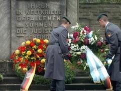 Soldaten der Bundeswehr legen am Sonntag (14.11.2004) auf dem Jüdischen Friedhof in Berlin einen Kranz nieder. Auf diese Weise gedenken sie am Volkstrauertag der Opfer von Krieg und Gewaltherrschaft. (Foto: dpa)