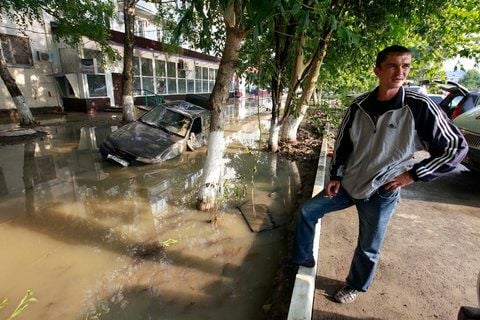 Ein Mann steht neben einer überfluteten Straße in Krimsk in der Region Krasnodar im Süden Russlands. (Foto: REUTERS)