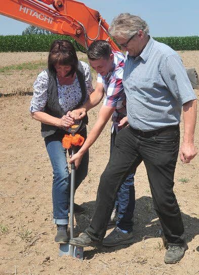 Ivonne, Guus und Gerard Lansink beim ersten Spatenstich für den neuen Stall für 1.000 Kühe.