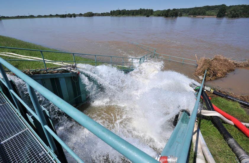 50.000 Liter pro Sekunde pumpt das THW aus der Goitzsche in die Mulde.
