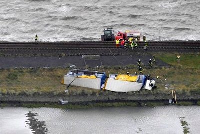 Ein verunfallter Lastkraftwagen liegt am Donnerstag (03.09.09) auf dem Hindenburgdamm zur Nordseeinsel Sylt neben dem Bahngleis. (FOTO: DDP)