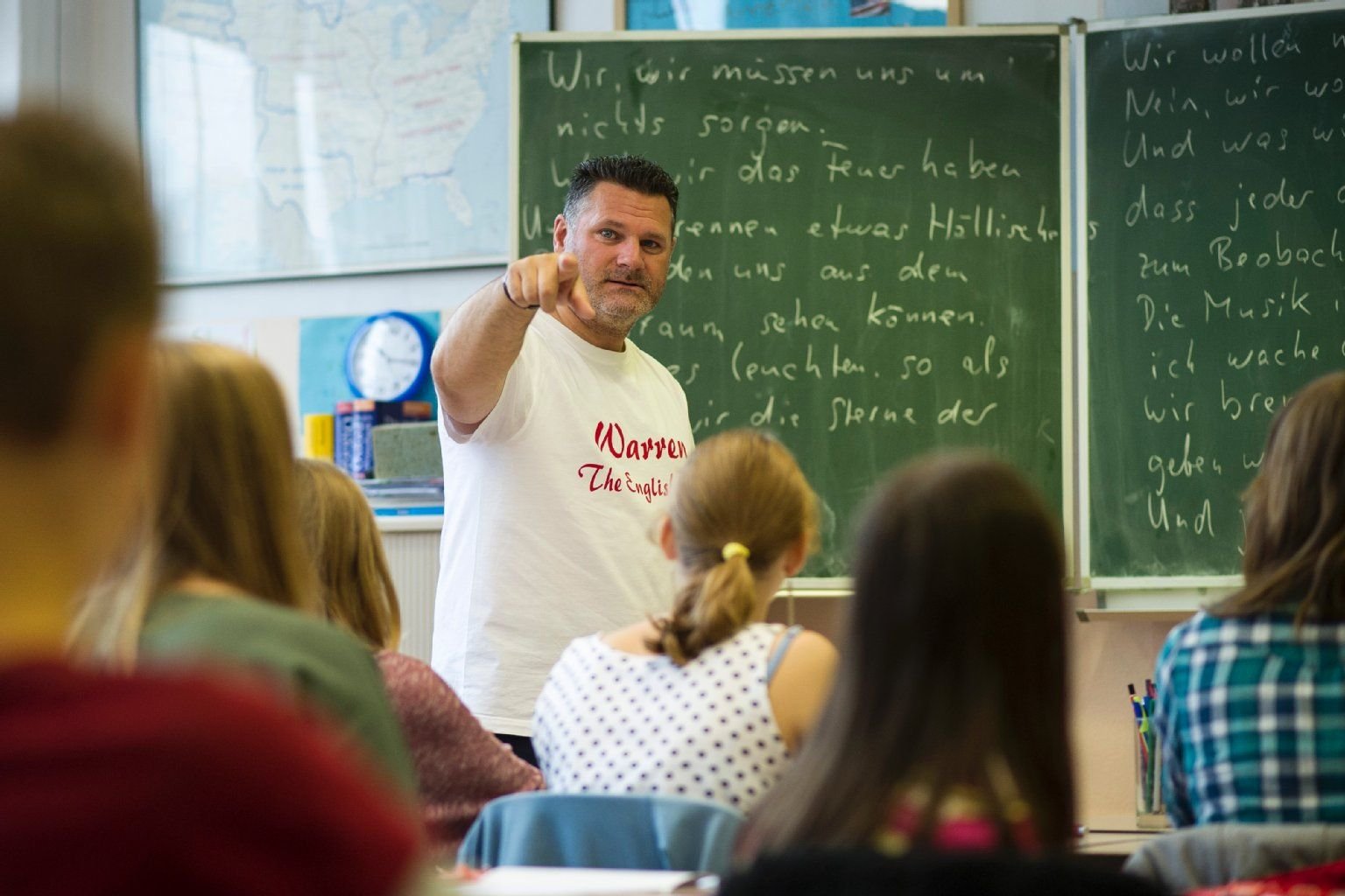 Radiomoderator Warren Green aufgenommen während einer Englischstunde im Herdergymnasium in Halle.