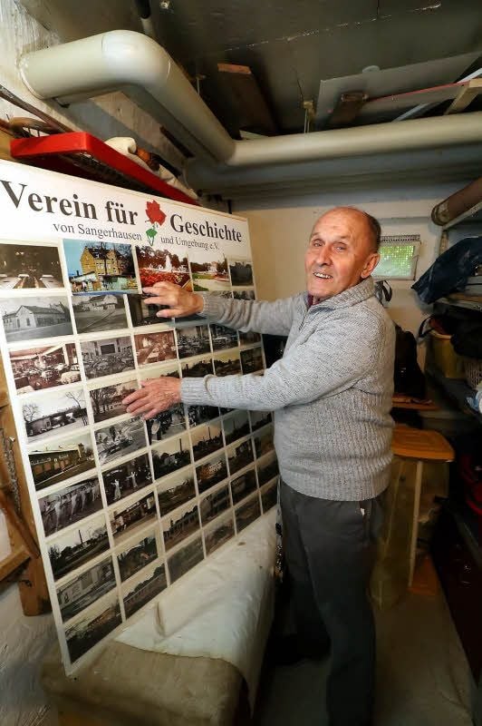 Walter Strauch bei der Vorbereitung seiner Ausstellung