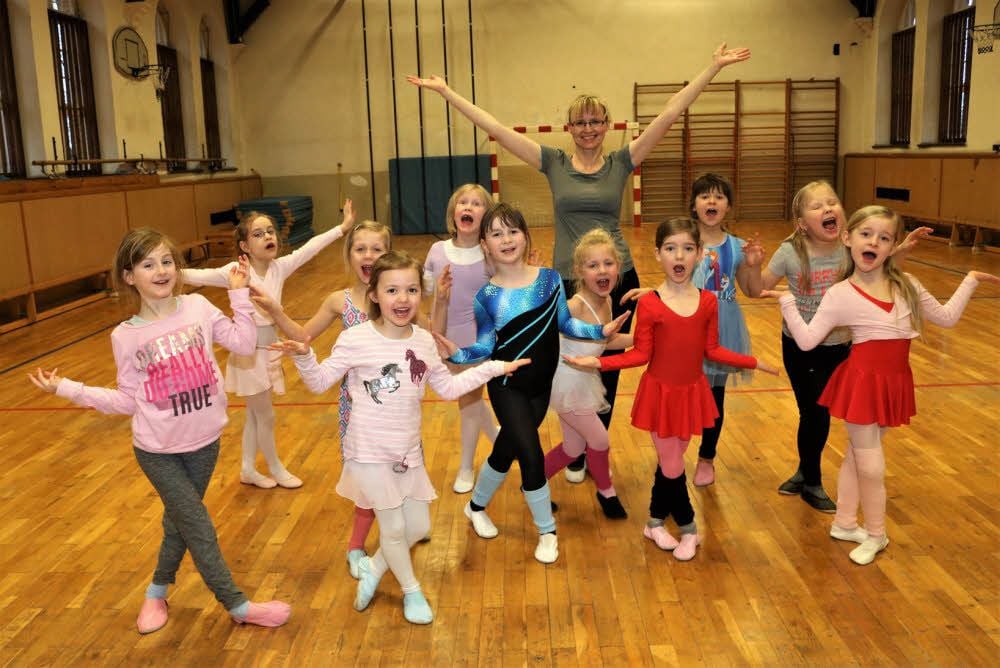 Ines Brötzmann mit ihrer Kindertanzgruppe