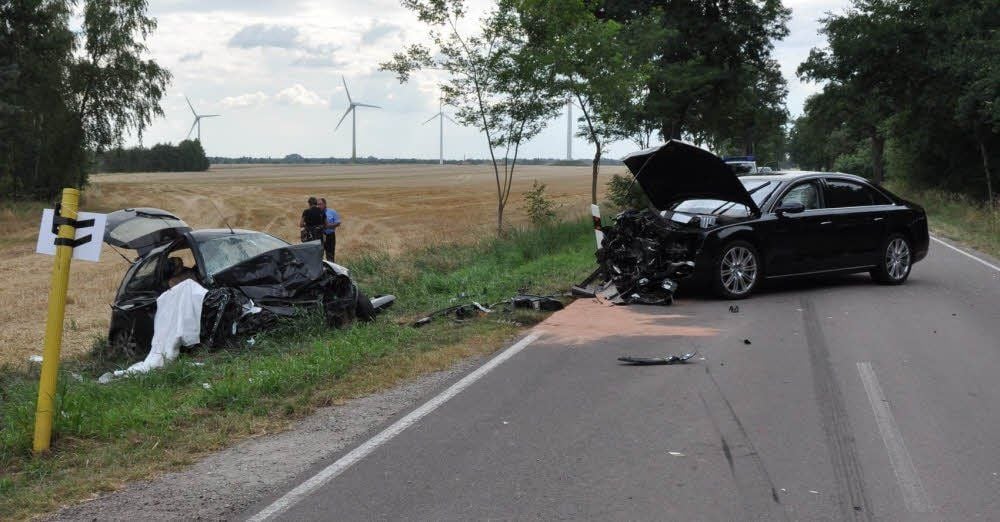 Bei dem schweren Unfall am Zerbster Flughafen ist der Kleinwagen völlig zerstört worden, beide Insassen wurden schwer verletzt.