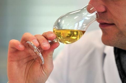Ein Lebensmittelprüfer. In Tschechien mussten innerhalb einer Woche 13 Menschen mit Methanol-Vergiftung behandelt werden. (FOTO: ARCHIV/DPA)
