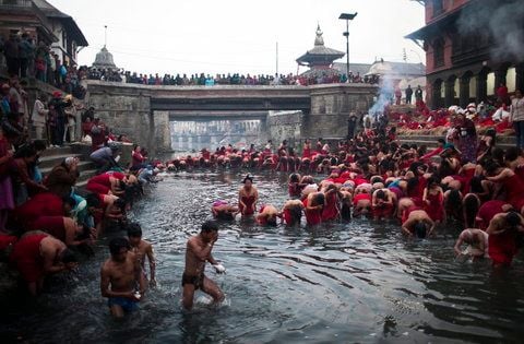 Bis zum Mittag nahmen im Rahmen des Hindu-Festes Maha Kumbh Mela 20 Millionen Menschen ein Bad. (FOTO: DPA)