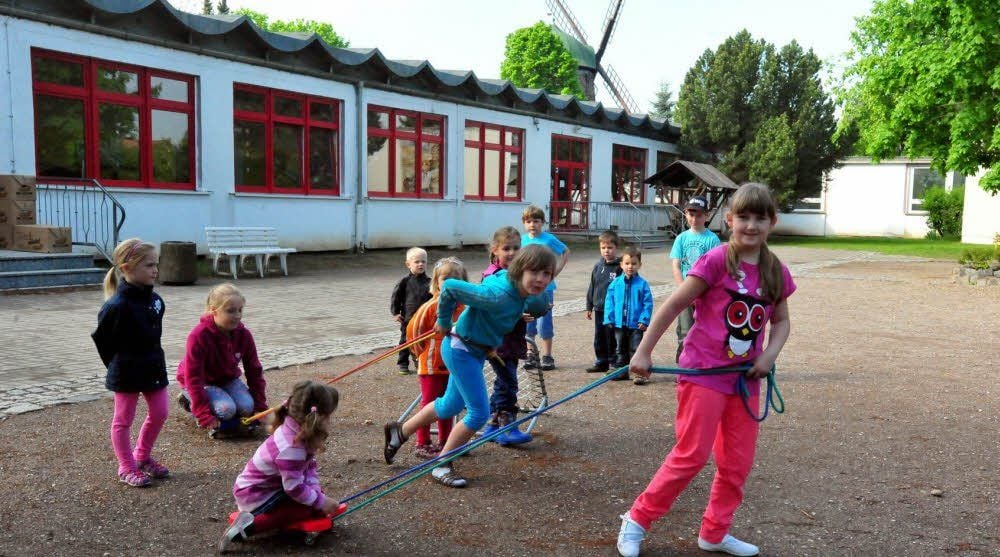 Am Donnerstag spielten nur die Hortkinder neben der Tagewerbener Schule. Ab nächster Woche wird das Gelände von mehr als 200 Schülern genutzt.
