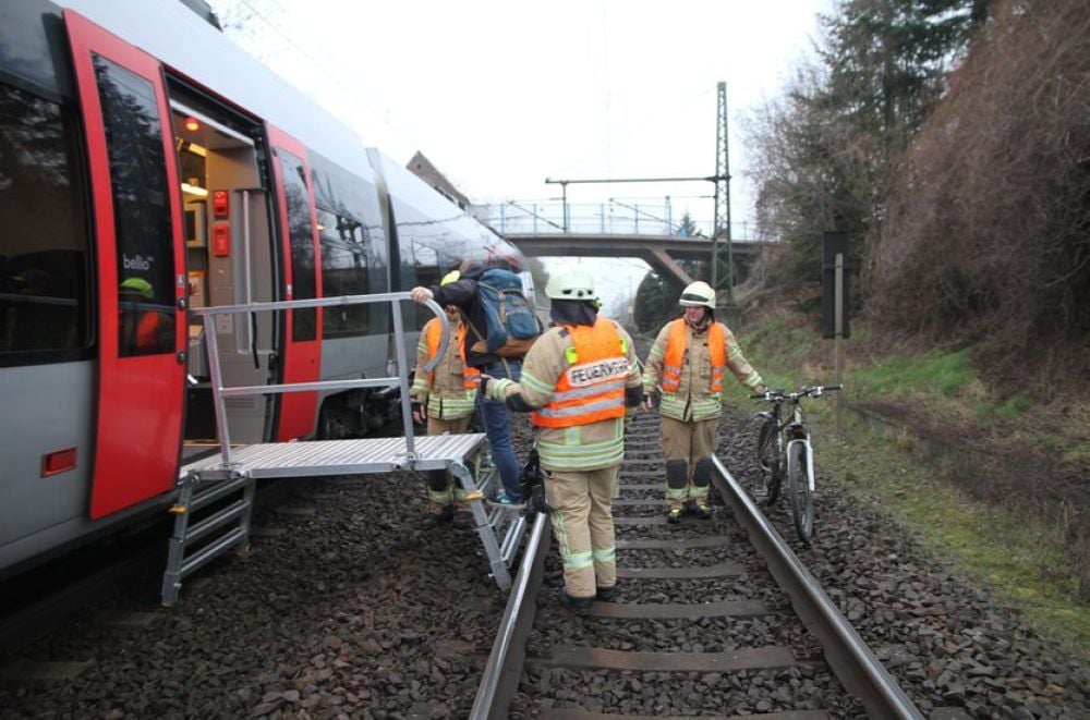 Nach dem Unglück in Saaleck wurden die 22 Reisenden eines Abellio-Zuges aus dem Zug geleitet und per Bus nach Naumburg gefahren.