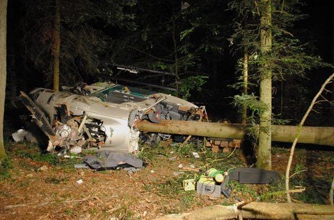 Die Trümmer eines abgestürzten Polizeihubschraubers liegen bei Engelsbrand (Baden-Württemberg) in einem Waldstück. (FOTO: DPA)