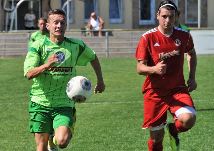 Laufduell zwischen dem Ex-Dessauer in Piesteritzer Diensten, Tim Hebsacker (links) und 05-Außenverteidiger Stefan Heisig.