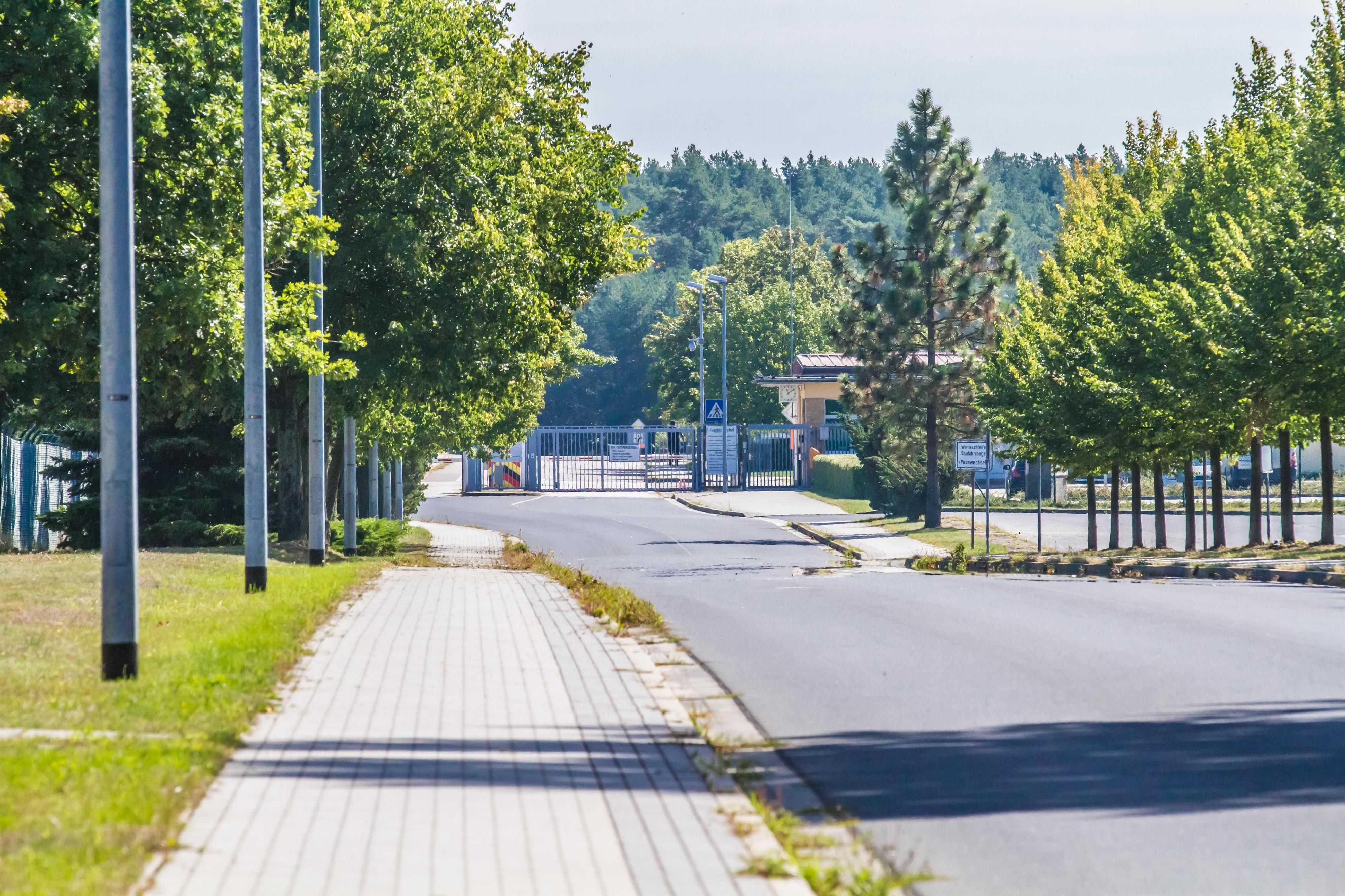Die Zufahrt zur Kaserne in Holzdorf