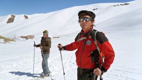 Ferdinando Rollando (r.), ein italienischer Skilehrer, pausiert mit einer Gruppe afghanischer Kinder beim Aufstieg auf den Gipfel des Koh-e-Baba in der zentralafghanischen Provinz Bamiyan. (FOTO: DPA)