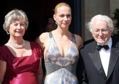 Festivalleiter Wolfgang Wagner (r.), mit Ehefrau Gudrun (l.), und Tochter Katharina, posieren am Mittwoch (25.07.07) vor dem Festspielhaus in Bayreuth zur Premiere der 96. Richard-Wagner-Festspiele. Die Bayreuther Festspiele dauern bis 28. August 2007. (Foto: ddp)